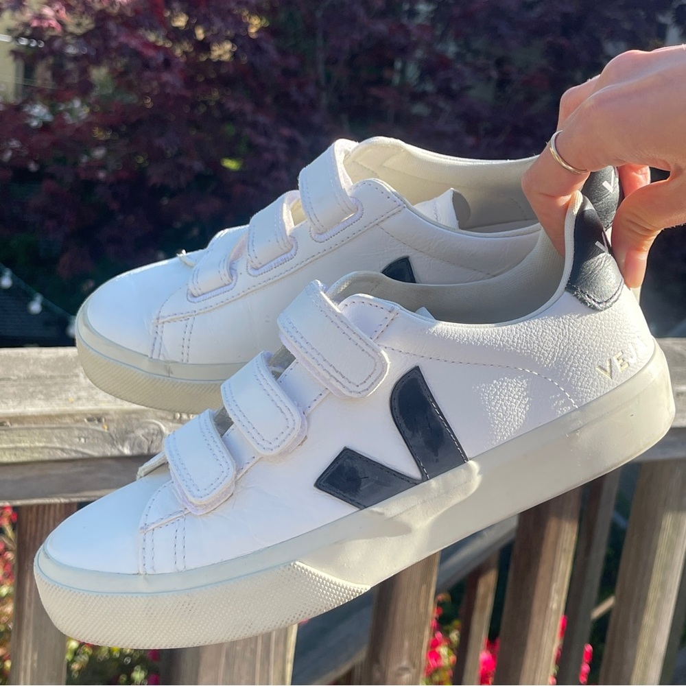 Veja Recife Sneaker in Extra White & Black - size 38 (large 7)